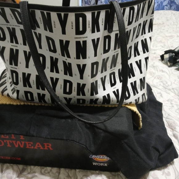 Dkny Handbags - NWT Ladies DKNY Tote / Purse